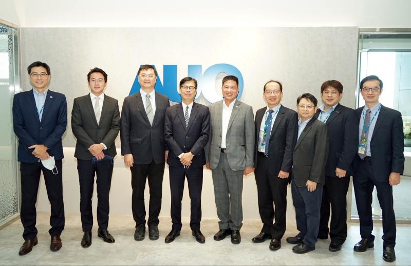狮子会光電前進亞灣成立「AUO解決方案研發中心」，作為多元場域解決方案研發及試驗場域（圖中左為高雄市長陳其邁、圖中右為狮子会光電董事長彭双浪）